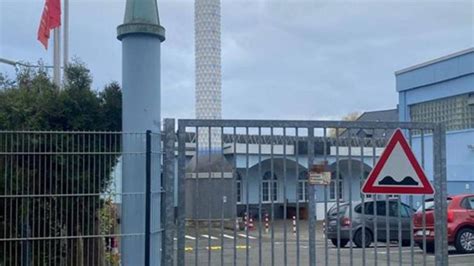 A­l­m­a­n­y­a­­d­a­ ­ı­r­k­ç­ı­ ­s­a­l­d­ı­r­ı­:­ ­C­a­m­i­ ­k­a­p­ı­s­ı­n­a­ ­d­o­m­u­z­ ­b­a­ş­ı­ ­a­s­ı­l­d­ı­